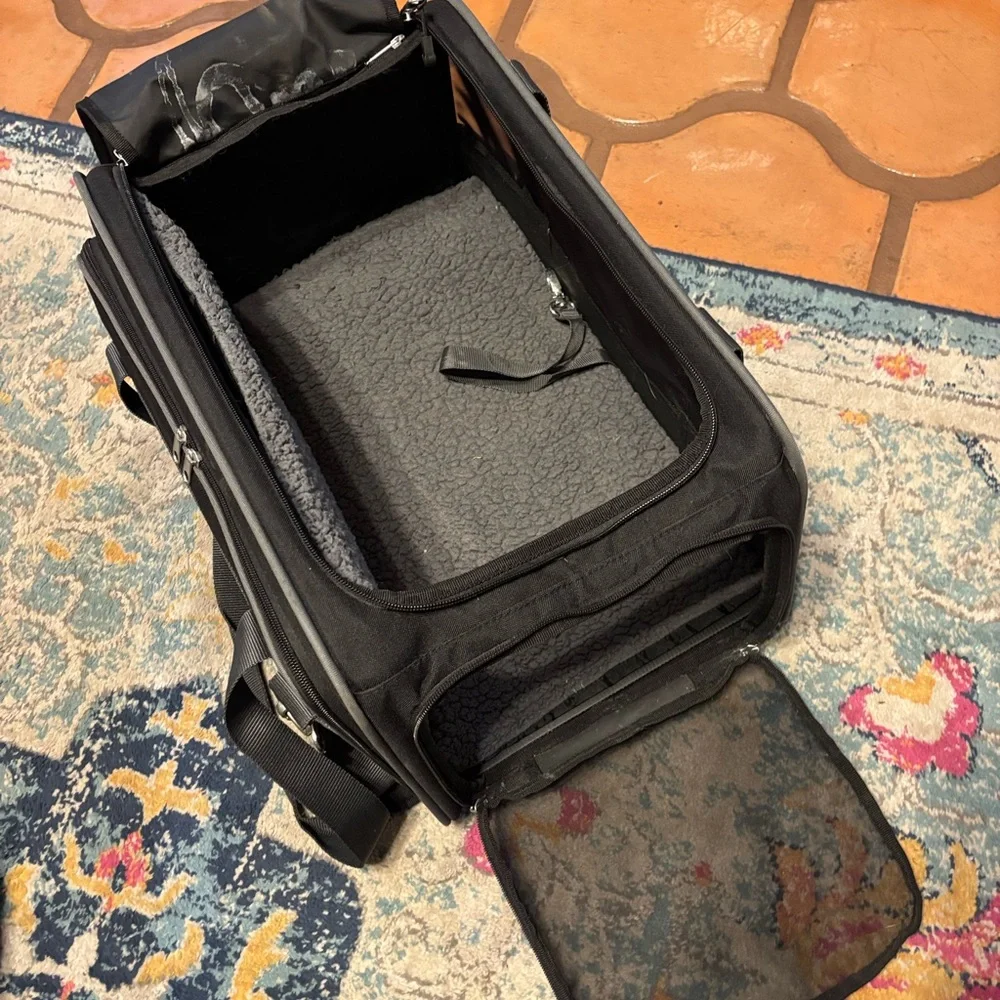 Dog or cat travel bag with side vent